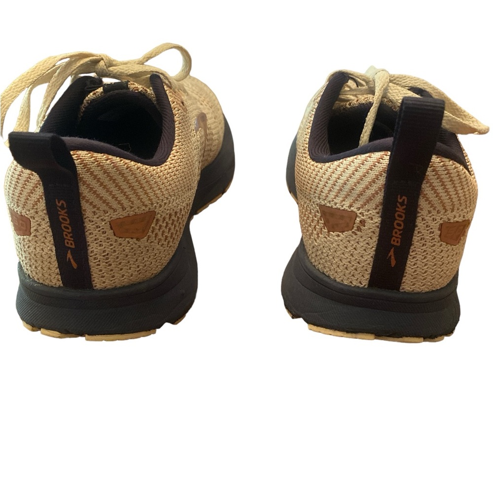 Brooks Revel size 6.5